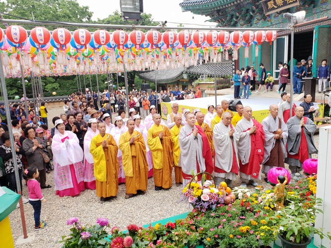 Partake in the Vesak Ceremony at Yonggungsa Cham Joeun Uri Temples